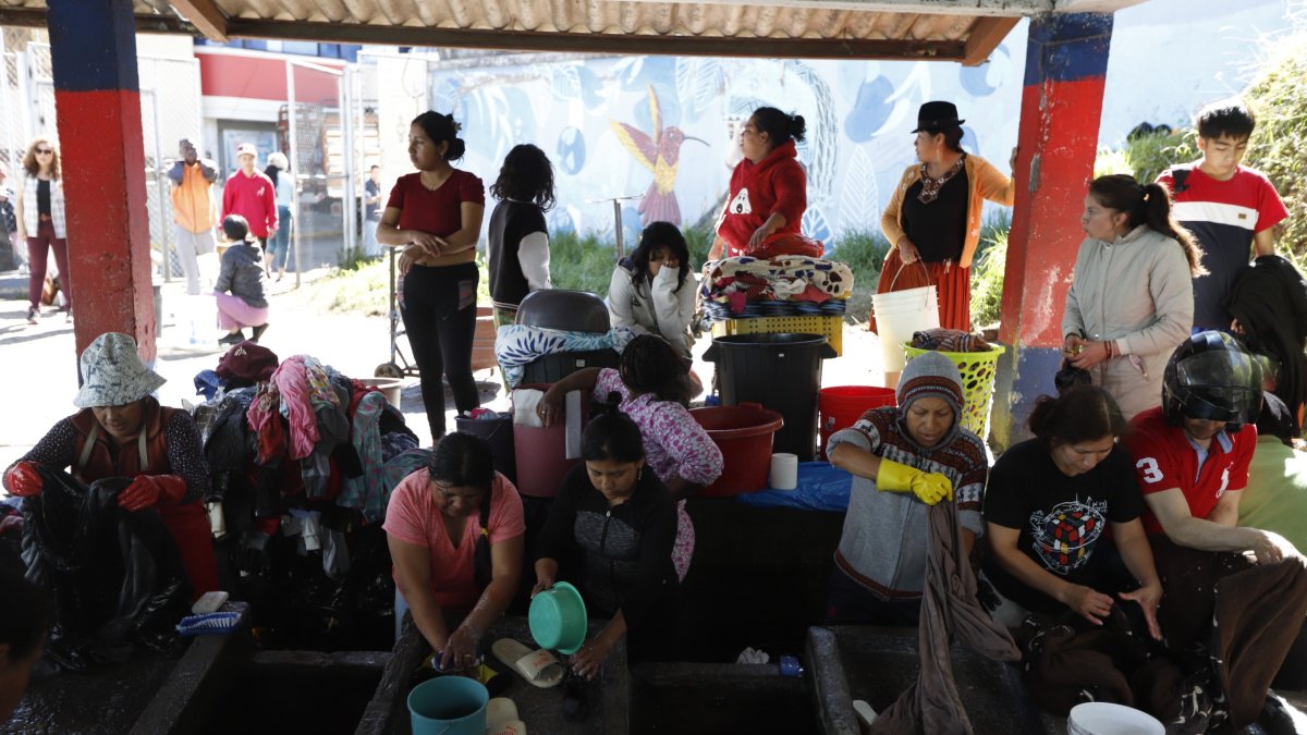 Lavandería. Cientos de personas se turnan para utilizar las 20 lavanderías que están en el barrio Nueva Aurora.