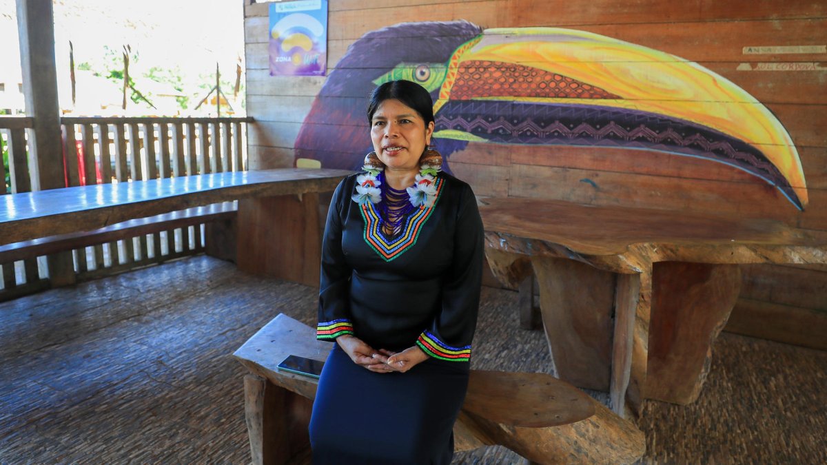 Patricia Gualinga hablando durante una entrevista con EFE, en Sarayaku (Ecuador).
