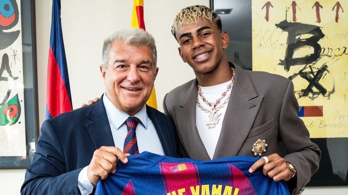 Lamine Yamal (d) recibió la camiseta '10' de parte del presidente del FC Barcelona.