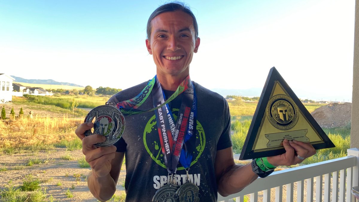 El ecuatoriano con las medallas y trofeo que además le dio el pase a tres campeonatos mundiales de su disciplina.