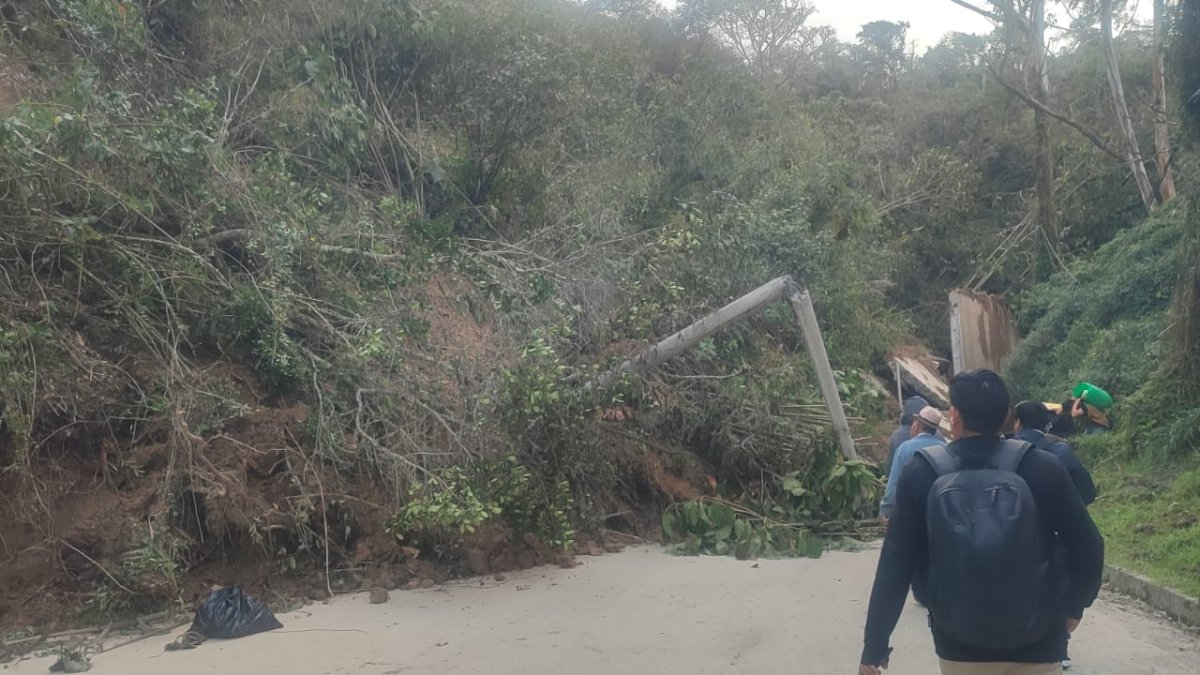 Los moradores de Santiago, en la provincia de Loja, cruzan por tramos colapsados de la vía E35 para llegar a sus hogares o asistir a citas médicas.