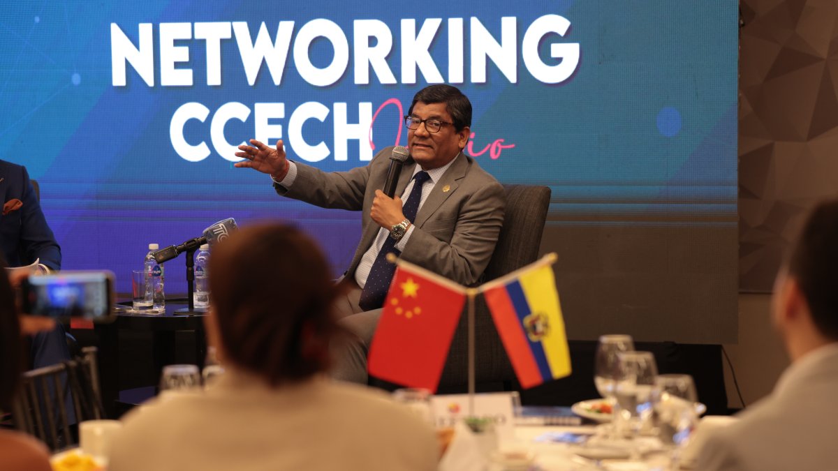 El ministro de Producción, Luis Alberto Jaramillo, en un conversatario con miembros de la Cámara de Comercio Ecuatoriano- China, en Guayaquil.