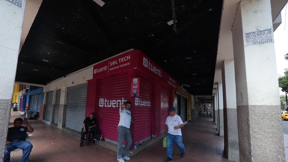 En la avenida Nueve de Octubre y Lorenzo de Garaycoa, a las 11:00 de un martes se ven siete locales cerrados, aunque en la zona hay más que se fueron.