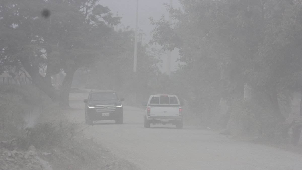 Polvo. Así son las vías de ingreso a San Nicolás y Sabanilla: hay polvo, tierra y huecos.