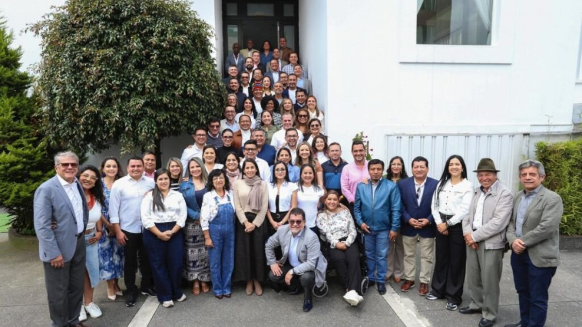 Luisa González, presidenta de la Revolución Ciudadana, junto al bloque legislativo en una reunión el pasado 22 de abril.