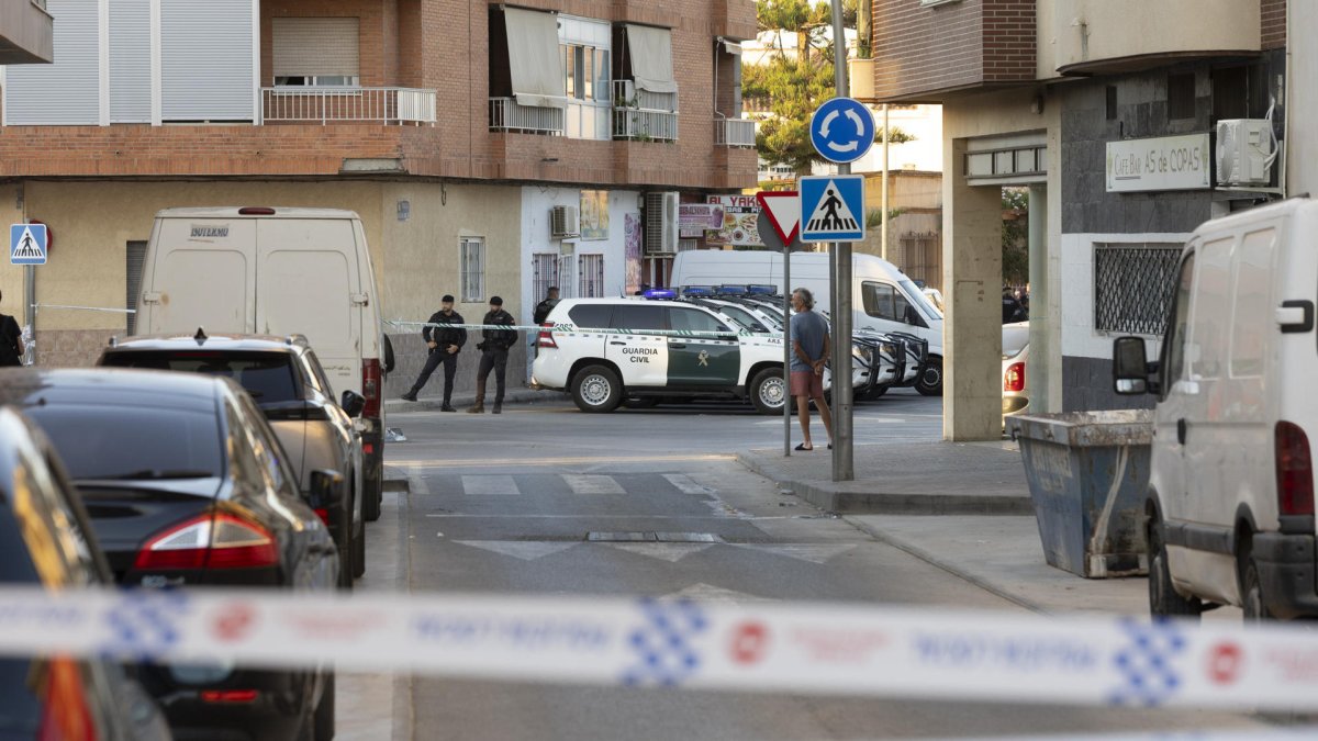 Agentes de la Guardia Civil cierran el tráfico este miércoles en el barrio de San Antonio de Torre Pacheco (Murcia).