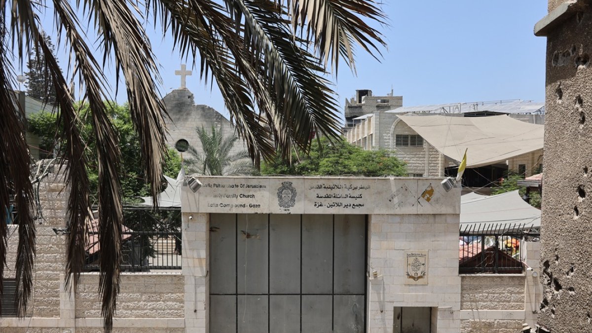 Una vista de los daños sufridos por la iglesia de la Sagrada Familia en la ciudad de Gaza tras un ataque israelí contra la iglesia, en el barrio de Zeitoun de la ciudad de Gaza el 17 de julio de 2025.