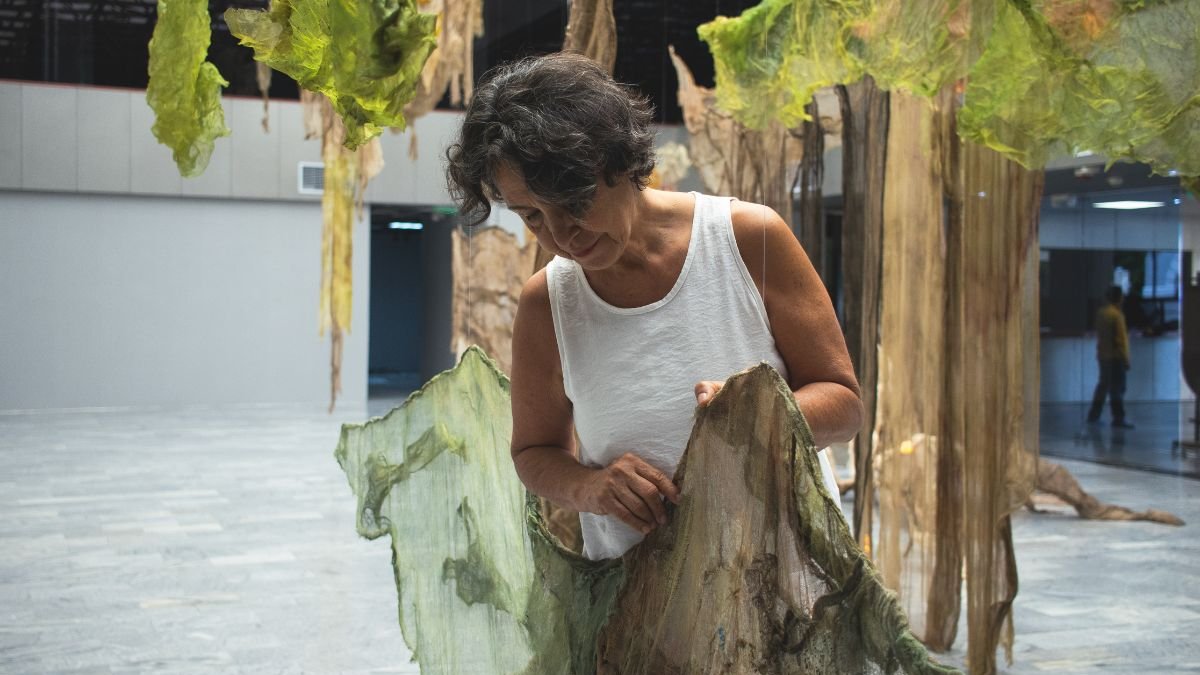 Entre gasas, residuos y desechos naturales, la artista Shirma Guayasamín crea una obra que invita a tocar, recorrer y reflexionar sobre nuestros ecosistemas