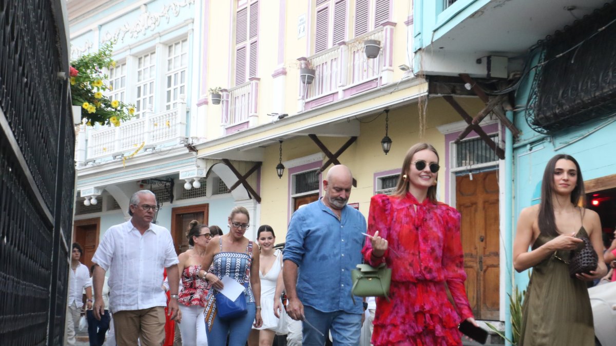 La tradicional calle Numa Pompilio Llona, en el sector de Las Peñas, es visitada por turistas nacionales y extranjeros.