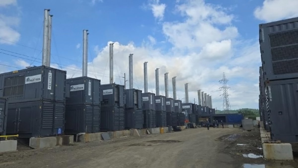 Los trabajos que se hacen en la central de Esmeraldas para generar energía.