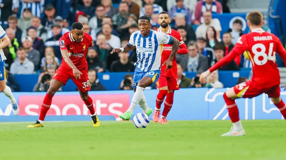 El lateral Pervis Estupiñán es titular indiscutible en el Brighton inglés.