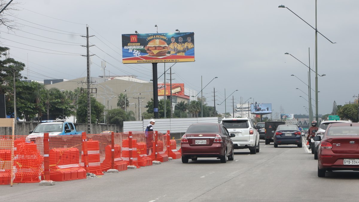 Desde el pasado sábado 12 de julio, la obra en la avenida del Bombero, en Guayaquil, fue suspendida.