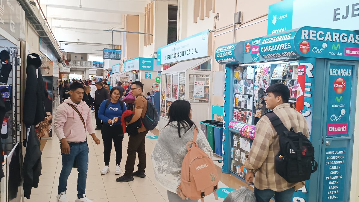 Desde la Terminal Terrestre de Cuenca las rutas hacia Loja salen con normalidad y se realizan transbordos en el punto que está cerrada la vía.