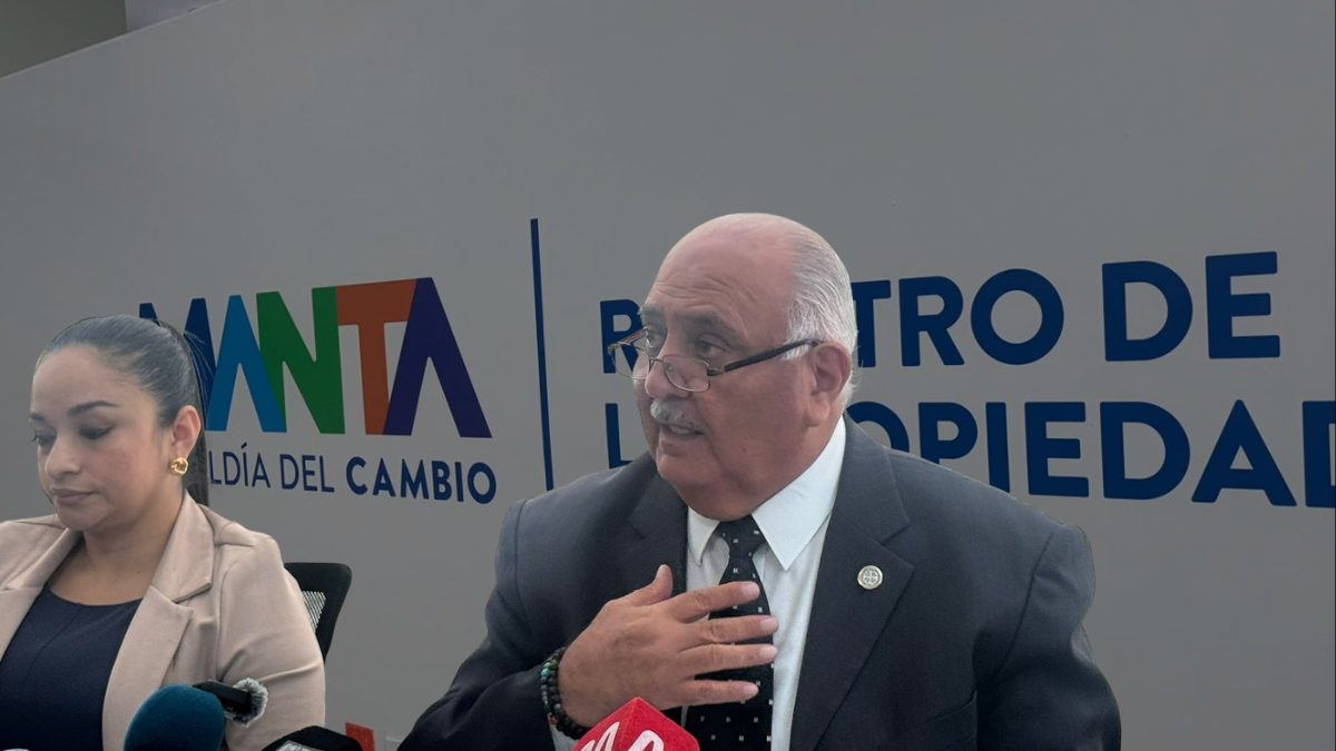 George Moreira, registrador de la Propiedad de Manta, durante la rueda de prensa donde defendió la legalidad de la venta del inmueble vinculado a alias Fito.