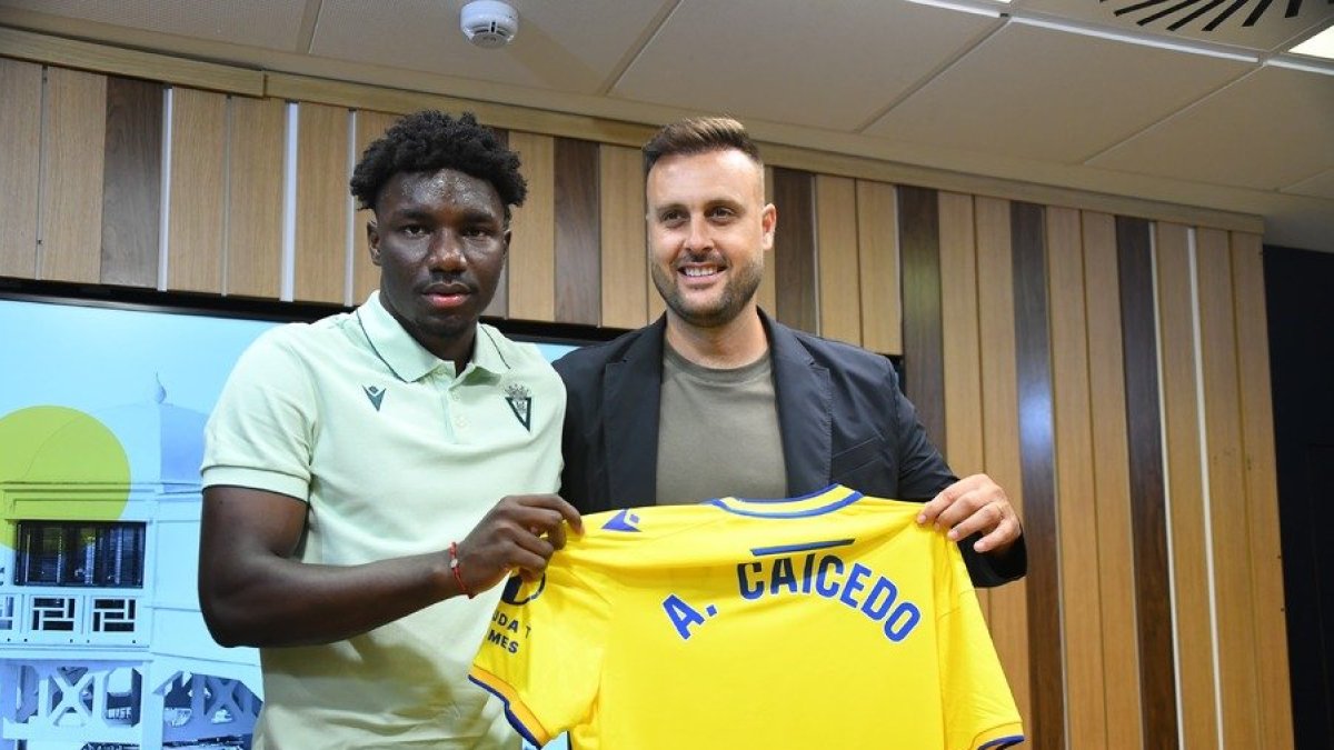 Alfred Caicedo con un directivo en la presentación oficial en el Cádiz