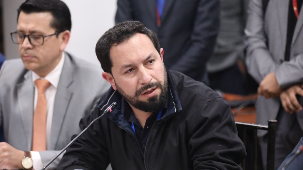 Adrián Castro, asambleísta de ADN por Azuay, impulsa un código de ética para combatir el nepotismo en la Asamblea Nacional.