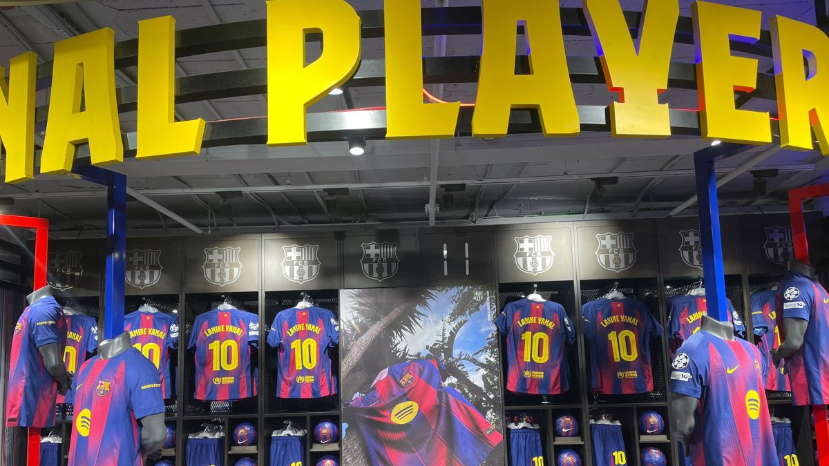 La tienda del FC Barcelona con la camiseta del nuevo astro juvenil del equipo.