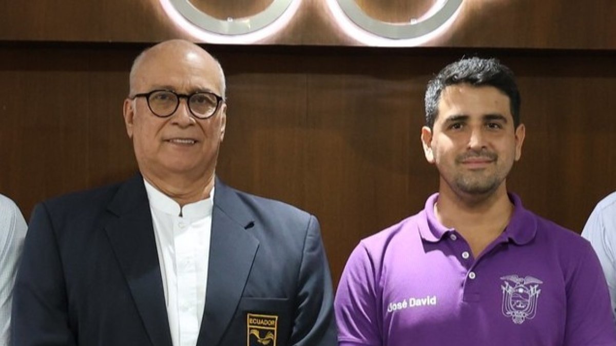 El presidente del COE, Jorge Delgado (i), posa junto al ministro del Deporte, José David Jiménez.