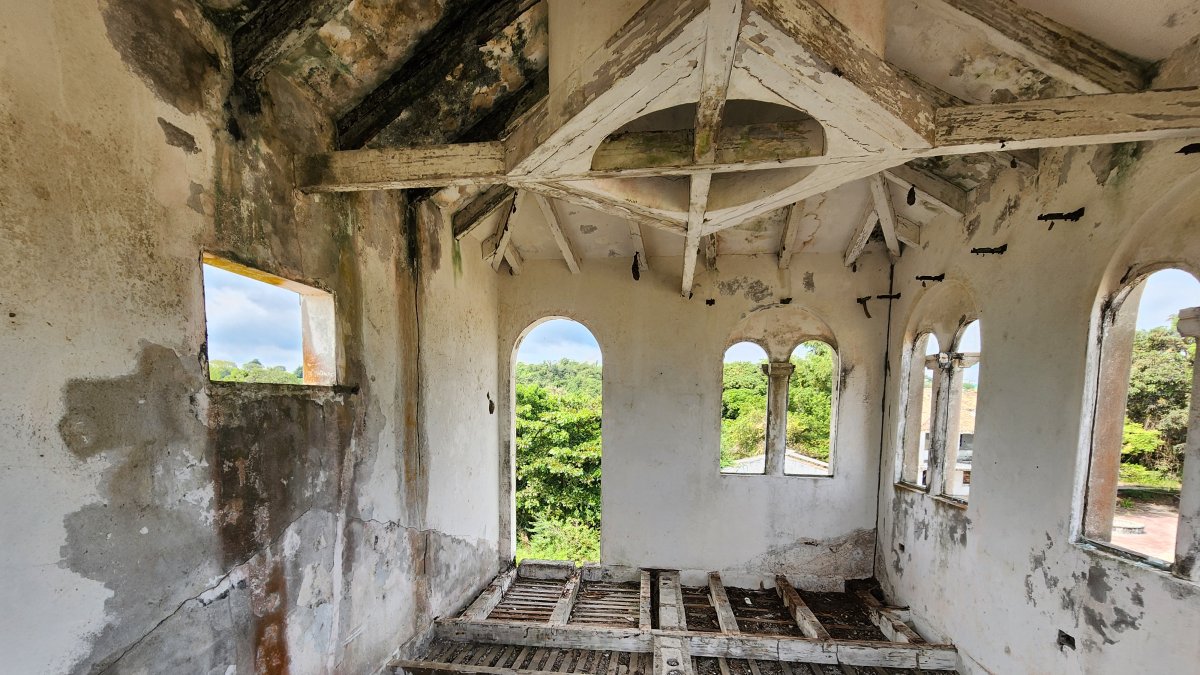 La casa, construida con piso de guayacán, fue habitada por el pintor Gonzalo Endara Crow, en los años 80.