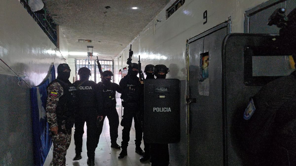 El operativo en el CPL Loja se desarrolló en horas de la madrugada y fue ejecutado por personal militar y policial.