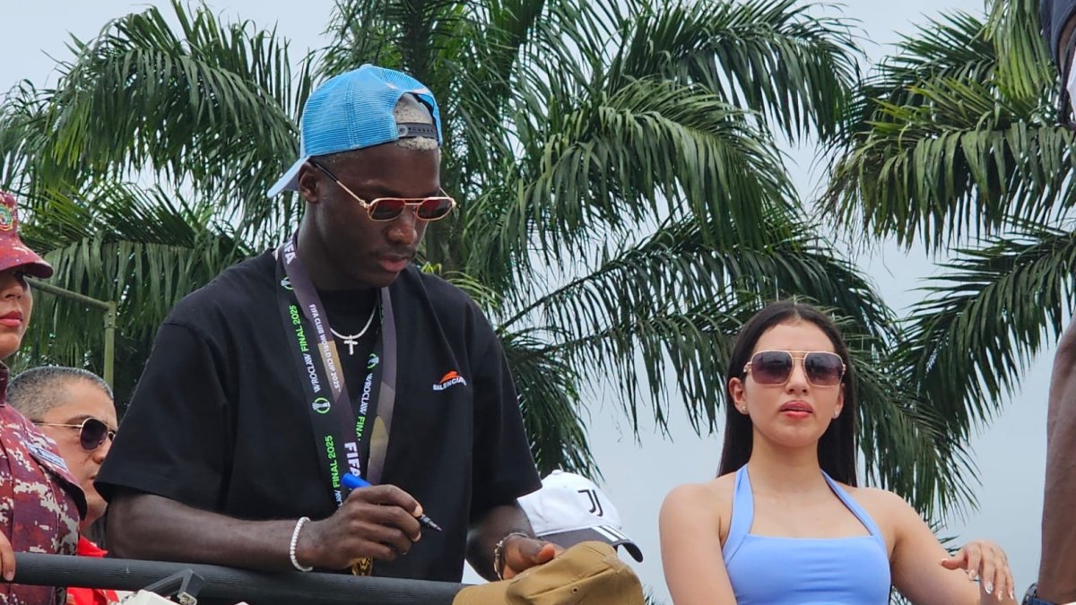 El volante ecuatoriano Moisés Caicedo, junto a su pareja Paola Salazar, saludó a la gente de Santo Domingo.