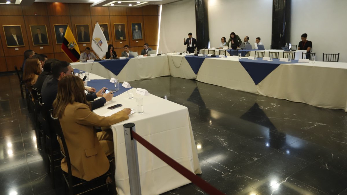 Los 10 puestos destinados para la comparecencia de los legisladores de la Revolución Ciudadana se mantuvieron vacíos durante la sesión.