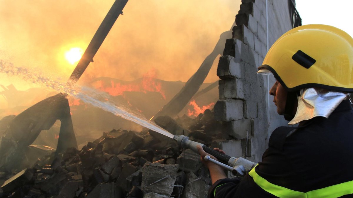 Imagen de referencia de un bombero iraquí, que trata de apagar un incendio.