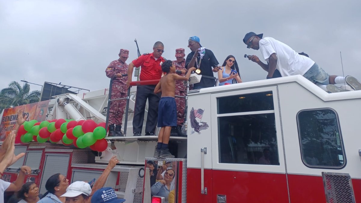 El volante Moisés Caicedo se dio tiempo para firmar autógrafos desde el vehículo de los bomberos