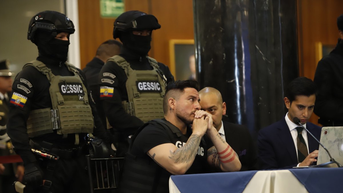 Daniel Salcedo Bonilla, sentenciado por corrupción, comparece en la Asamblea para revelar supuestas redes criminales en el sistema de salud pública.