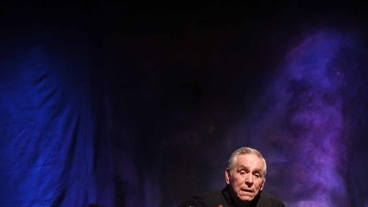 La obra es protagonizada por el dramaturgo, docente y actor, Jorge Mateus.