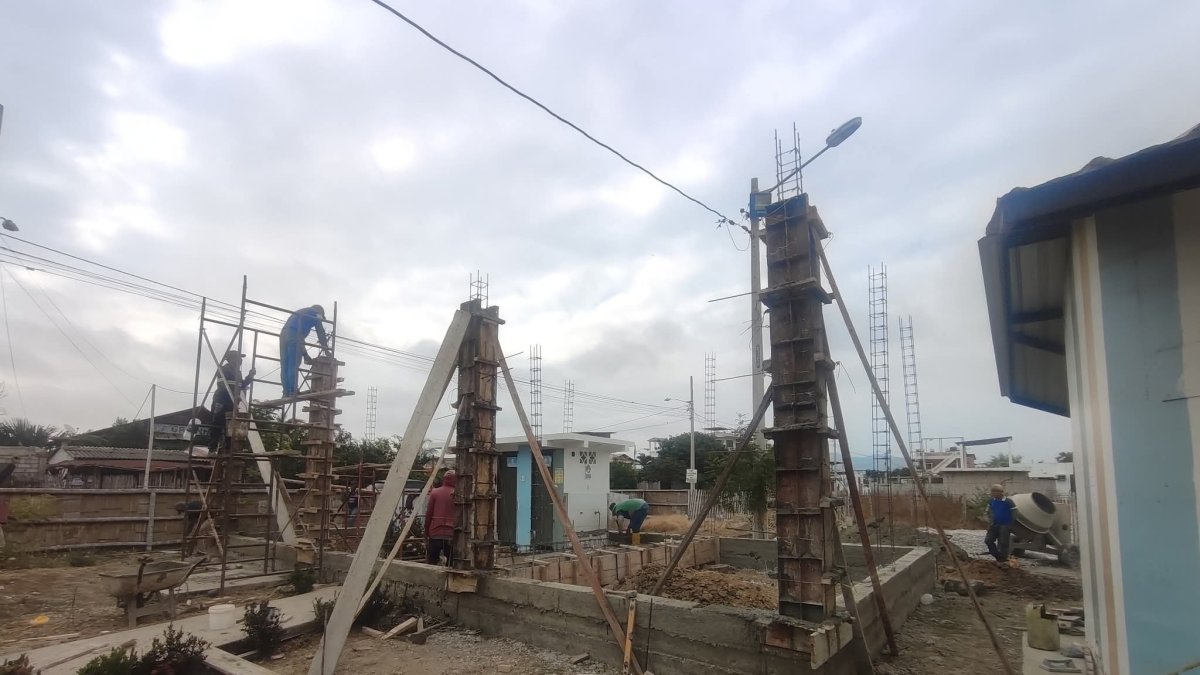 Polémica por obras en escuela de Puerto Engabao