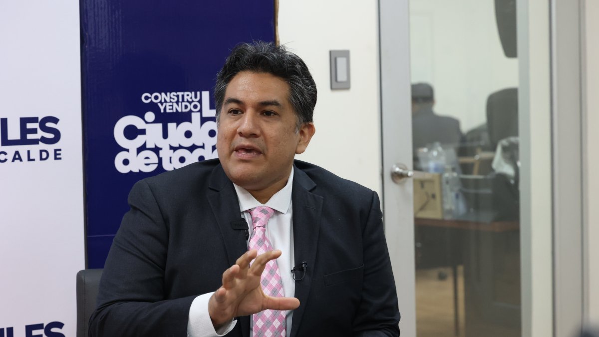 El asesor de la Alcaldía durante su encuentro con EXPRESO