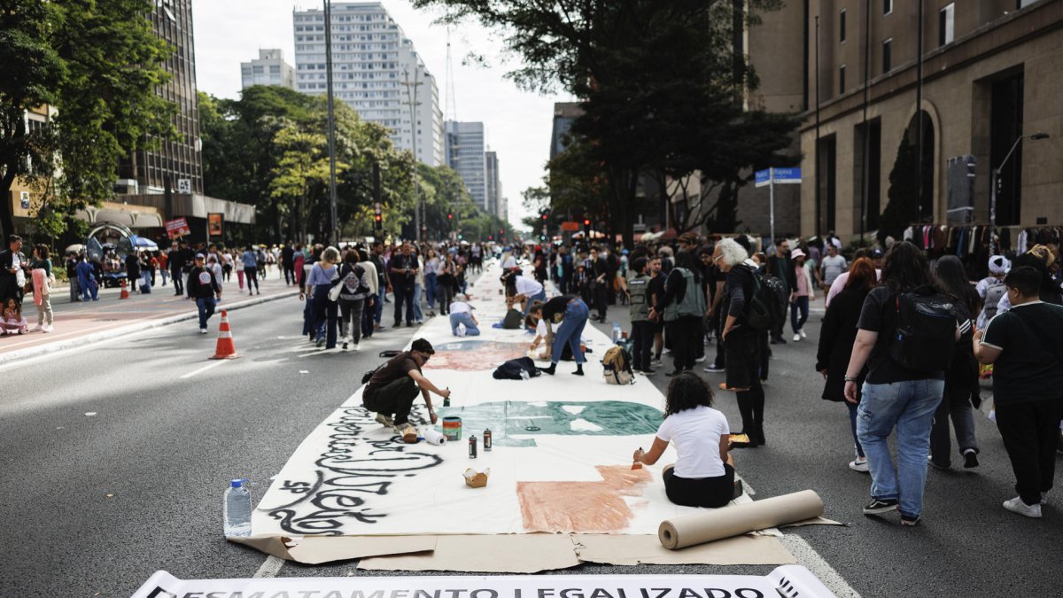 Fotografía de archivo de una manifestación contra el proyecto de ley de licencias ambientales, en Sao Paulo (Brasil).