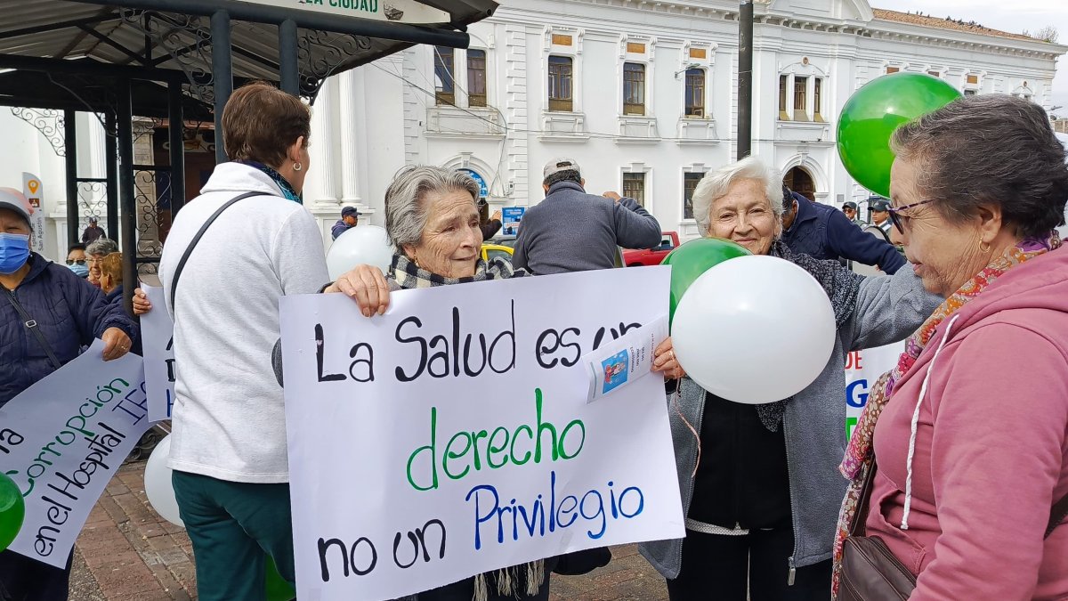 Jubilados en Cotopaxi reclaman por presunto maltrato y falta de atención médica en el IESS.