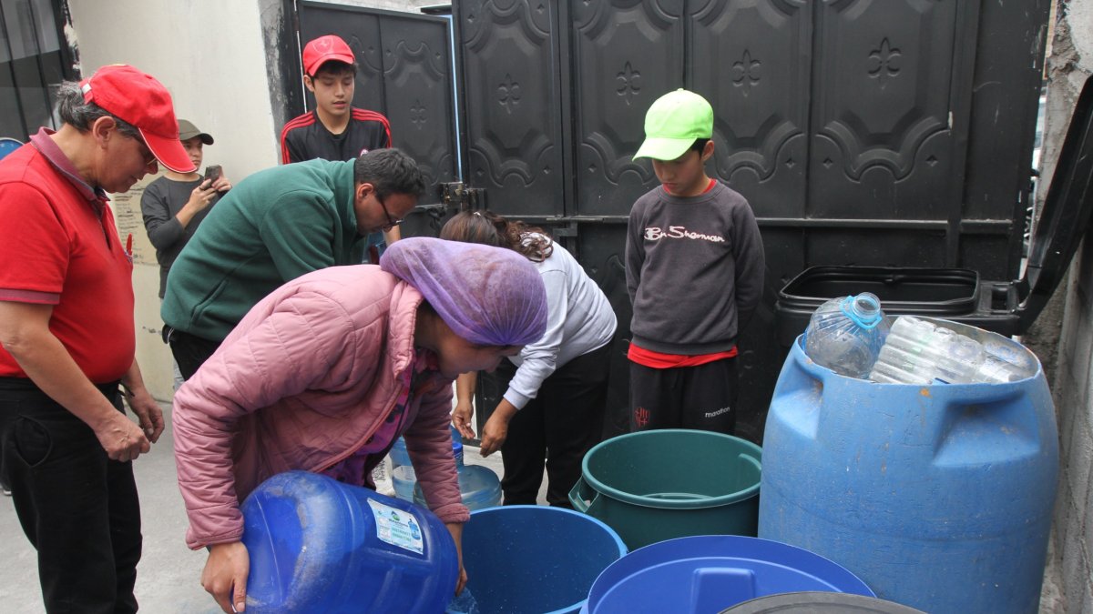 Los vecinos de Solanda llevaron botellones de agua a un centro infantil ubicado en Nueva Aurora. Un tanquero llega a la zona, pero a cinco cuadras del establecimiento.