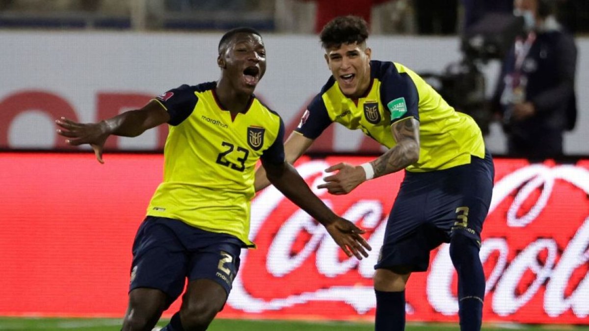 Moisés Caicedo y Piero Hincapié (d) comparte en selección ecuatoriana de fútbol