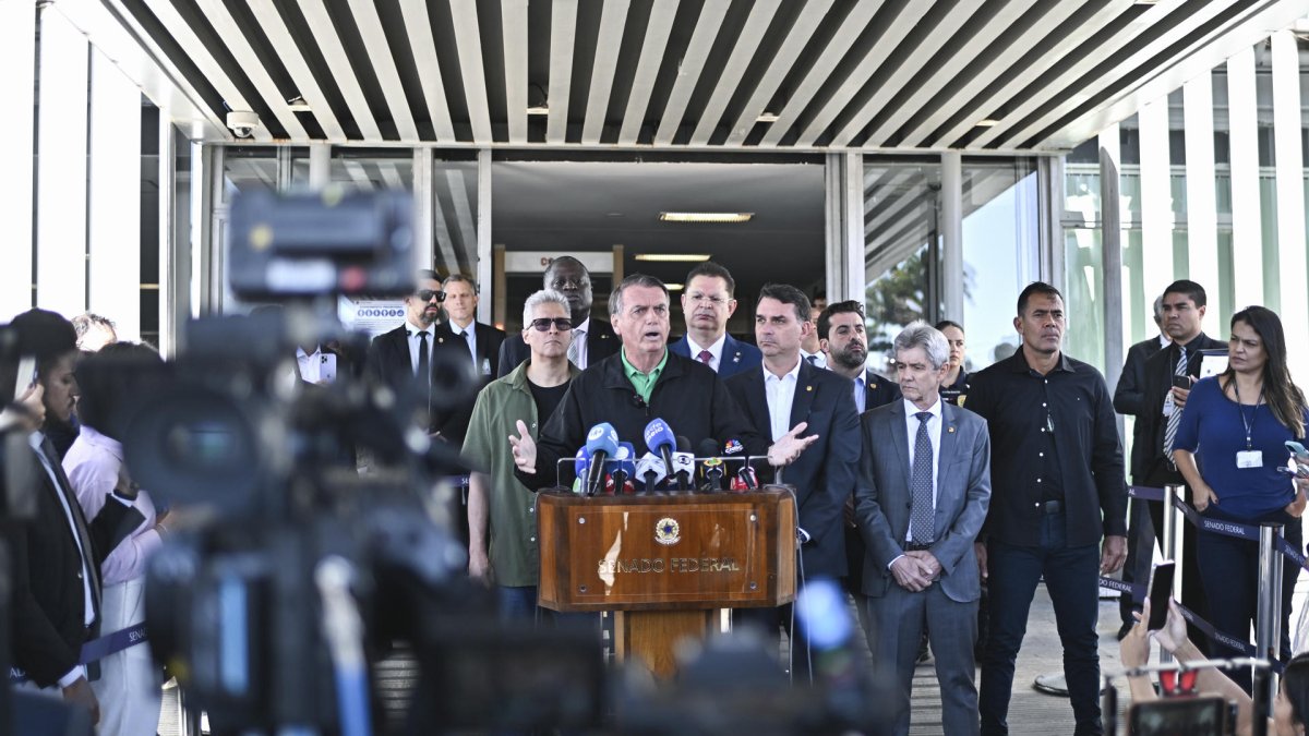 El expresidente de Brasil, Jair Bolsonaro (2019-2022), habla durante una rueda de prensa frente al Senado Federal este jueves 17 de julio de 2025, en Brasilia (Brasil).