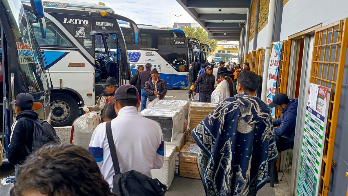 Transportistas exigen control a informales en el terminal terrestre de Latacunga.