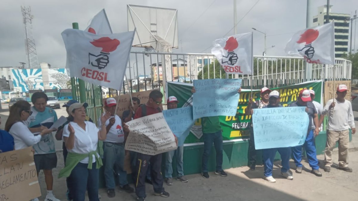 Trabajadores y entrenadores, en una de las manifestaciones en las afueras de Fedeoro.