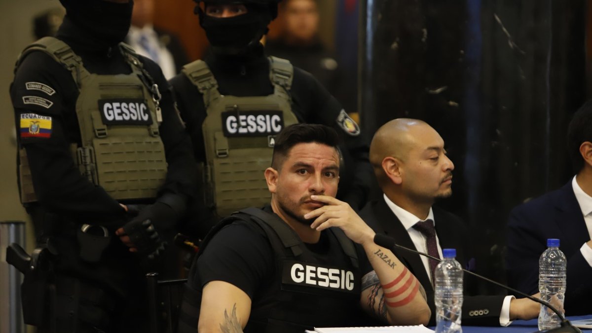 El sentenciad por delincuencia organizada Daniel Salcedo compareció en la Comisión de Fiscalización.