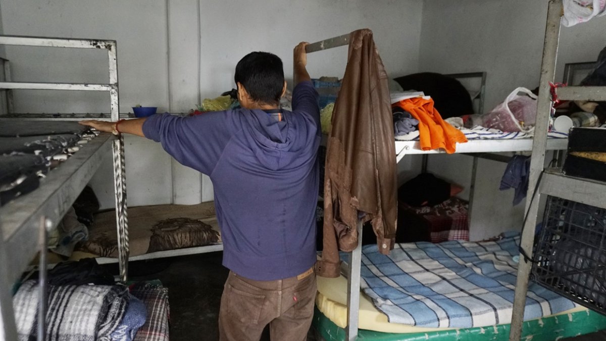 Un hombre, que prefiere permanecer en el anonimato, es fotografiado en el centro de rehabilitación 