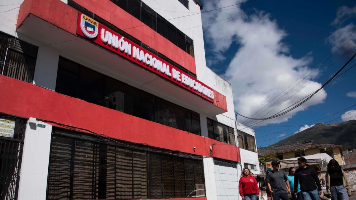 La Unión Nacional de Educadores (UNE) denunció que en la Ley de Integridad Pública se aumentaba la edad de jubilación, de 60 a 65 años, para recibir el incentivo económico.