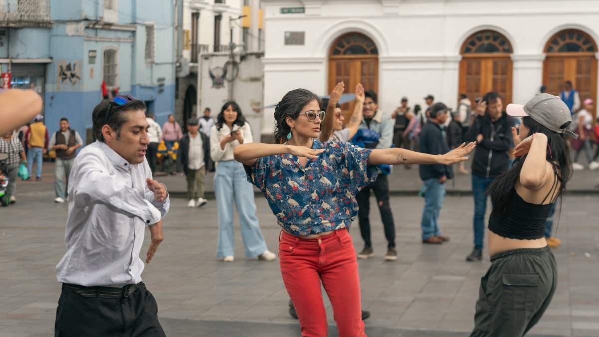 Vecinos y vecinas de la Plaza del Teatro participaron de los talleres de Danzas Voguing en la Plaza del Teatro