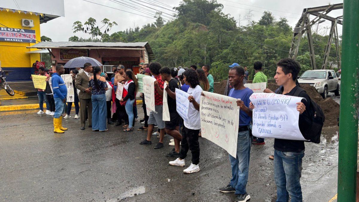 Manifestantes bloquean la vía E-20 en Viche exigiendo respuestas a Petroecuador y al Estado.