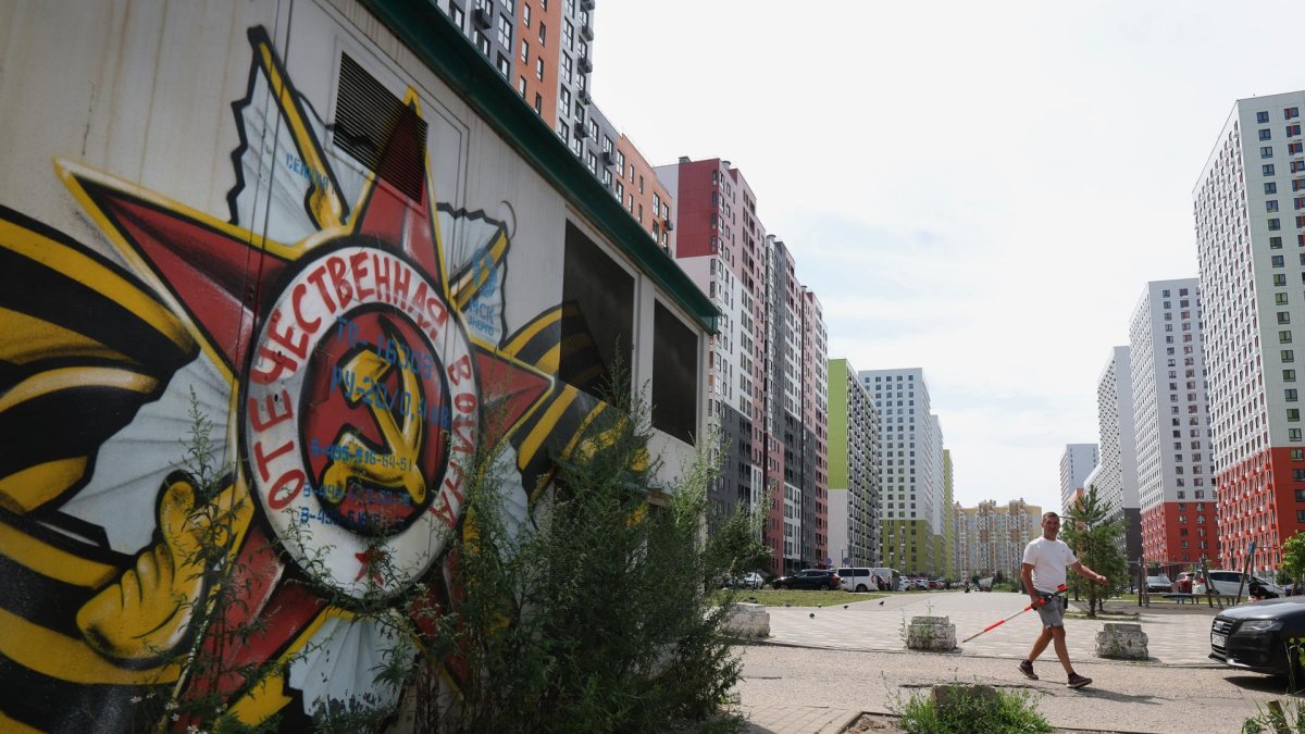 Un hombre camina en un distrito residencial de nueva construcción en Moscú, Rusia, el 18 de julio de 2025.