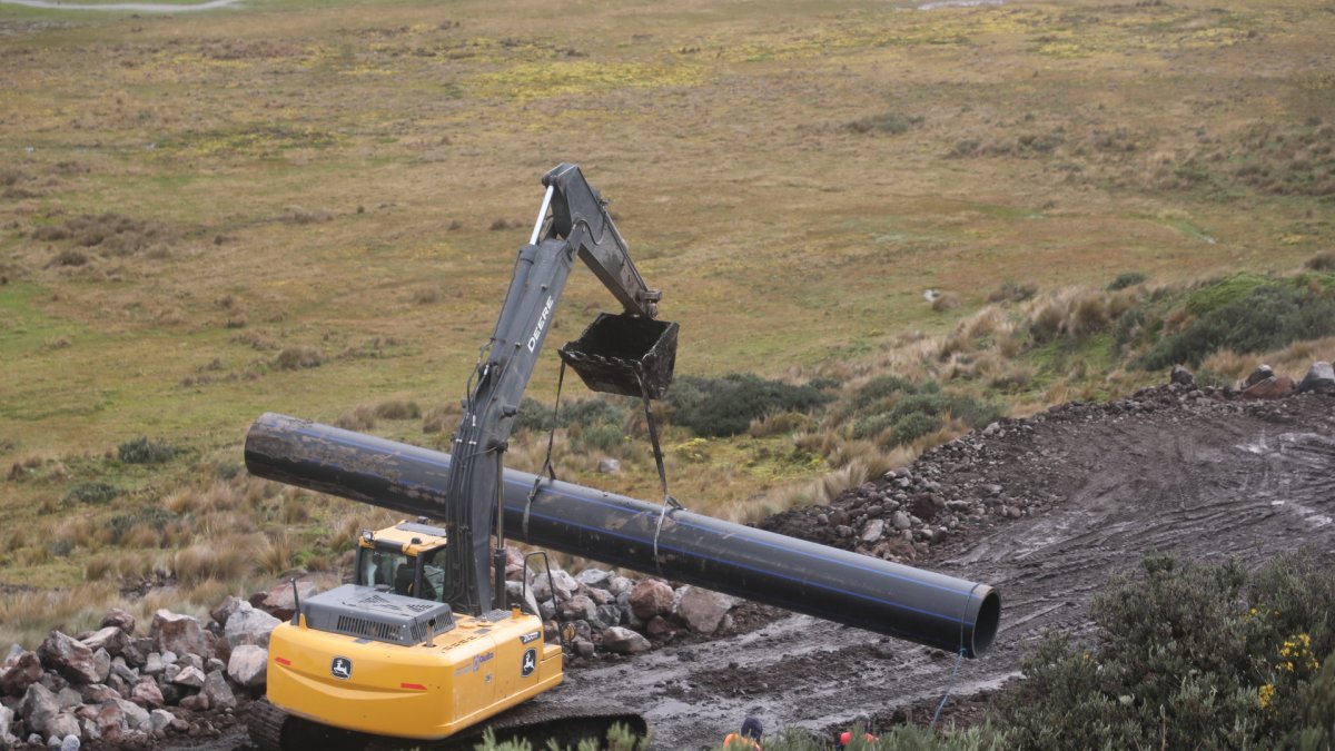 Llegaron los primeros tubos que servirán para reemplazar el tramo dañado de la línea de conducción Mica – Quito Sur.