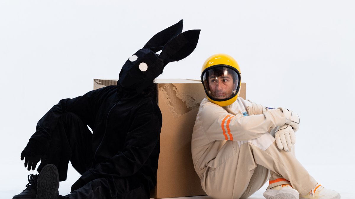 La obra, construida desde la improvisación y el juego con el inconsciente, es interpretada por los actores César Santos y Omar Bonilla.