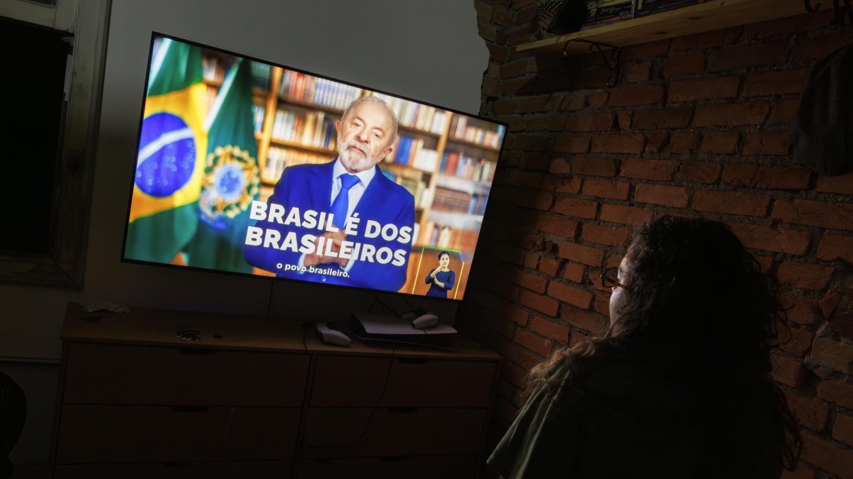 Una mujer observa una alocución del presidente de Brasil, Luiz Inácio Lula da Silva, este jueves, en São Paulo (Brasil).