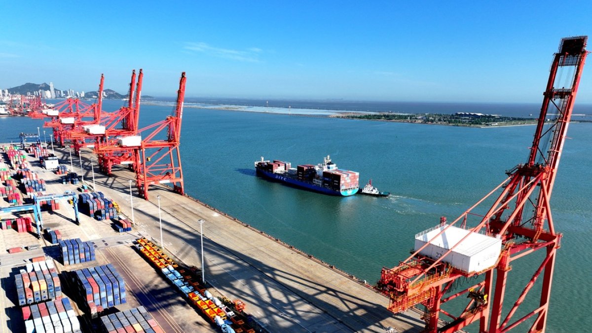 Lianyungang. Un barco ingresa al puerto de la provincia de Jiangsu.
