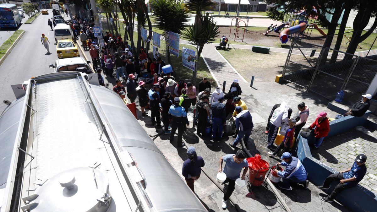 En el barrio La Ecuatoriana, la espera por el líquido sobrepadaba las dos horas.